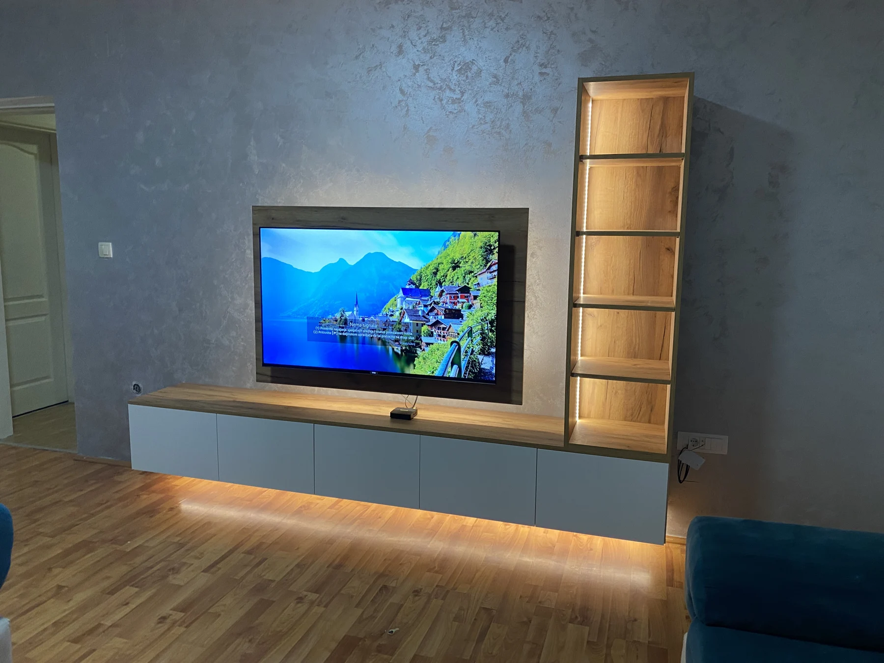 TV element sa ambijentalnom rasvetom